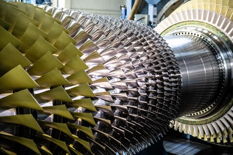 Foco em uma turbina a gás na fábrica da Siemens Energy em Berlim
