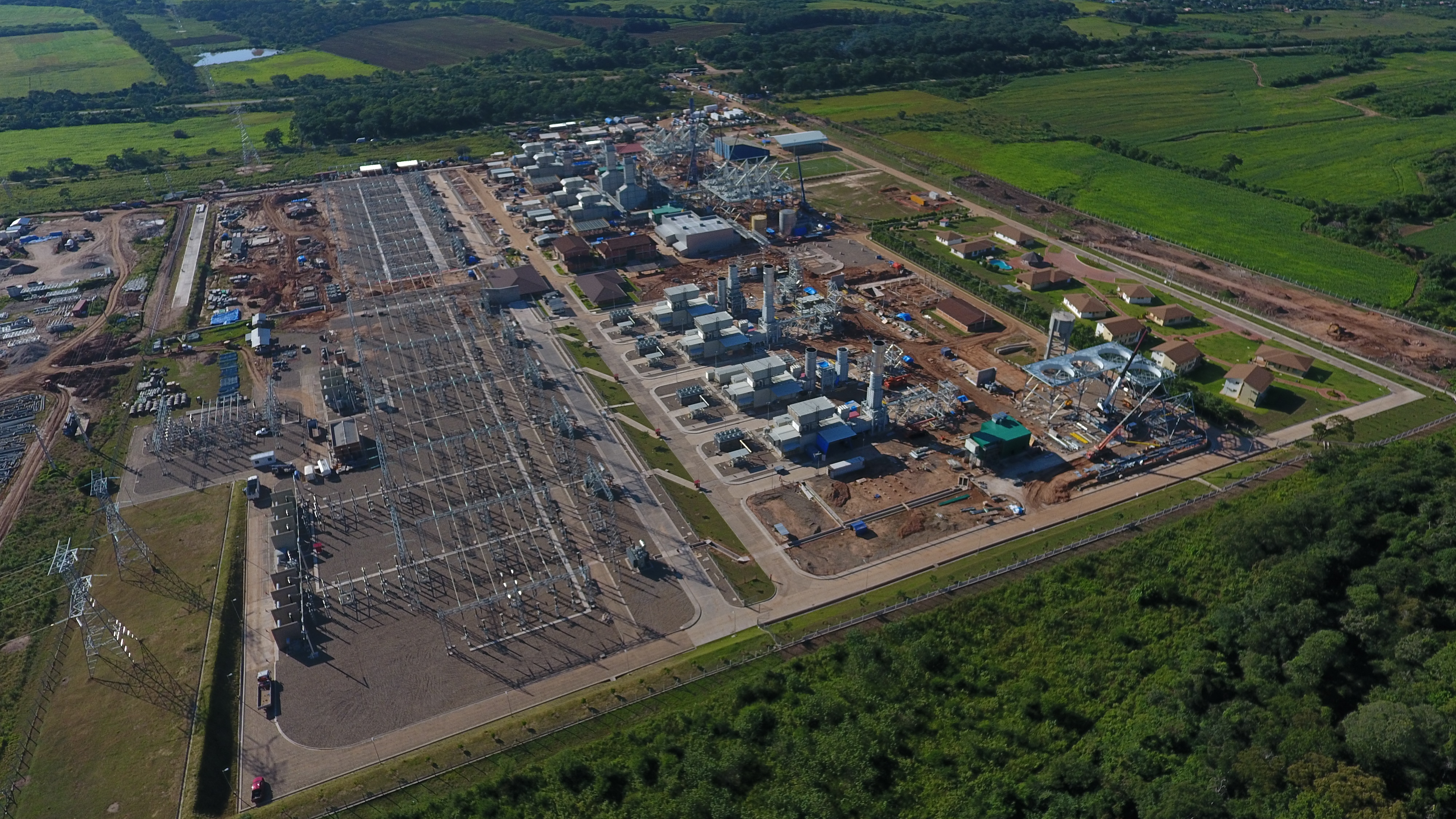 Torres de energia e fabricas com campos em volta