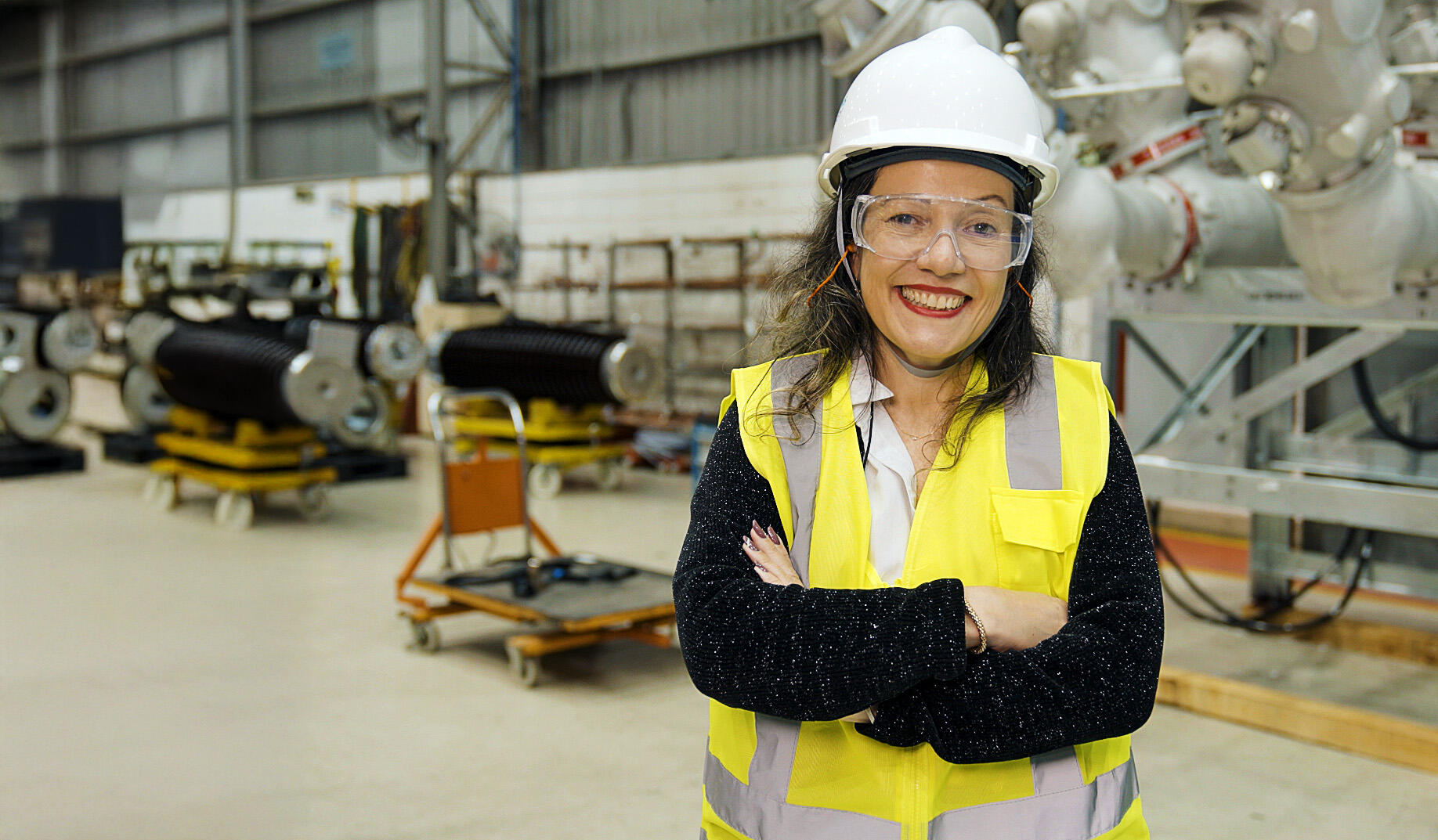 Um especialista da Siemens Energy olha para a câmera, incorporando a liderança da empresa em tecnologia de energia.