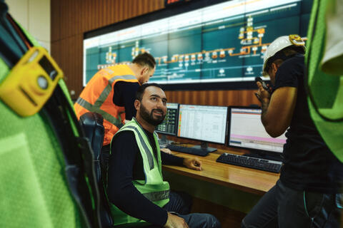 Especialistas em serviços otimizando uma usina de energia a gás, apresentando esforços na estratégia de transição energética para melhorar a eficiência.