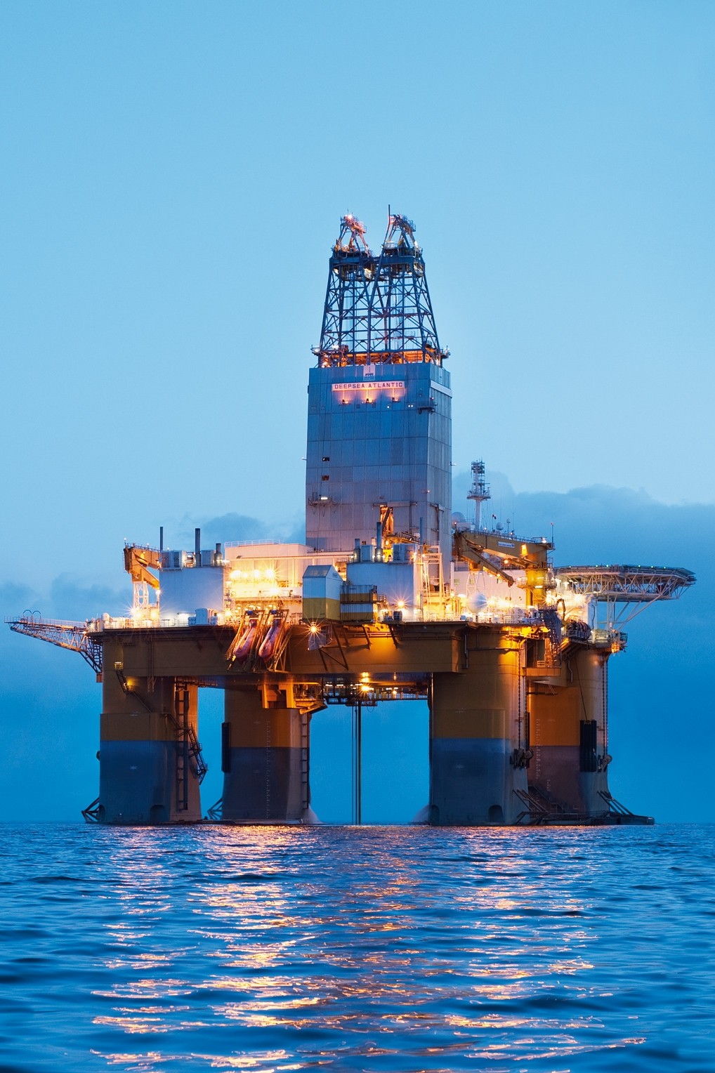Plataforma de gás e petróleo no oceano